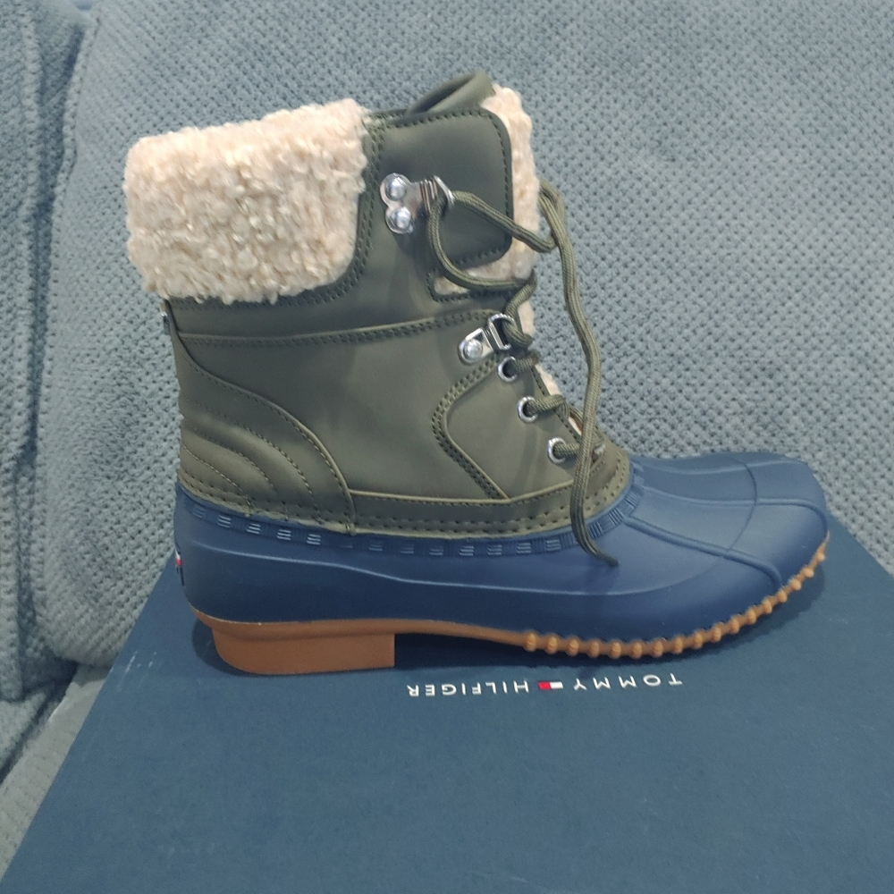 NWIB Women's Tommy Hilfiger Rainah Boots size 8M